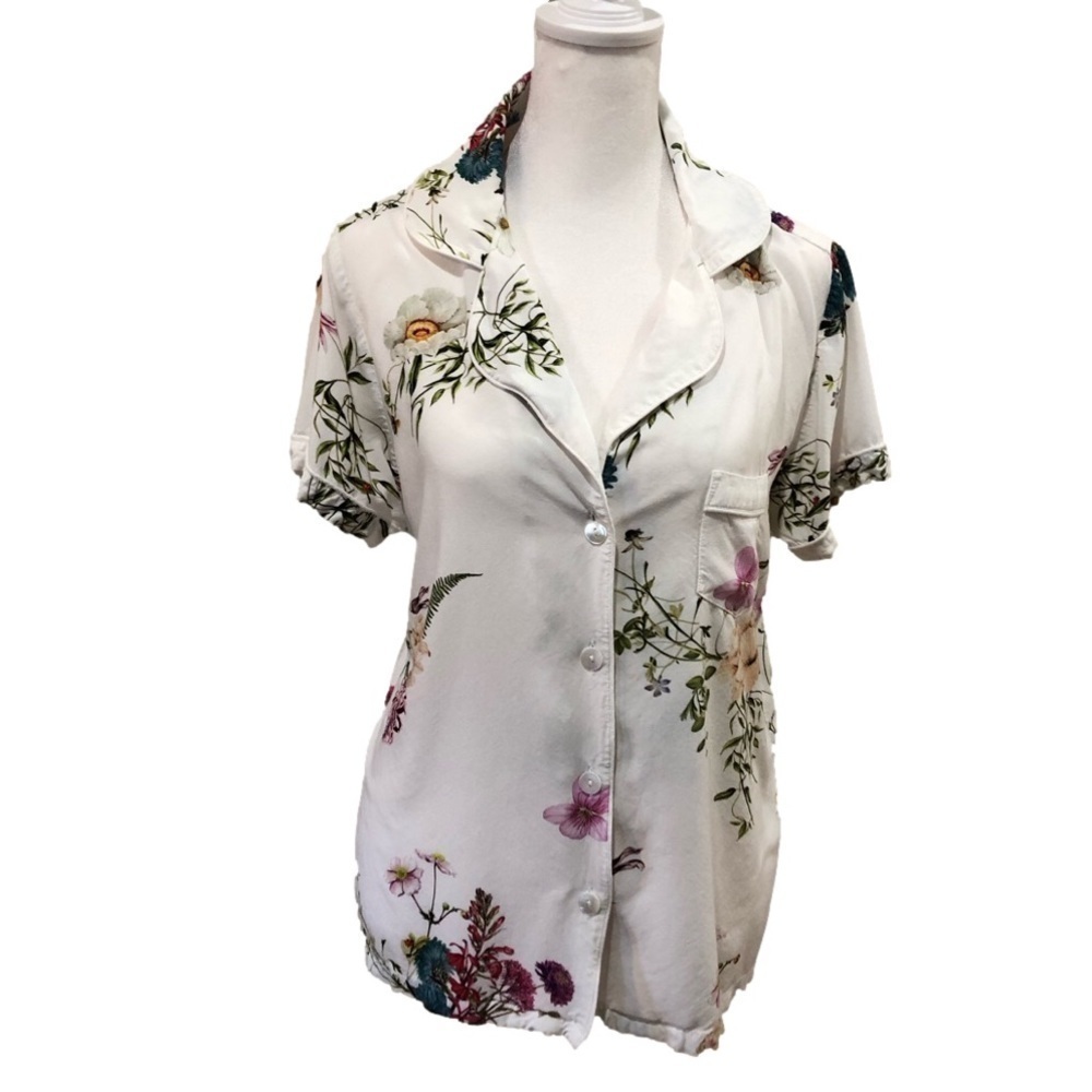 PLUM Pretty Sugar short sleeve, floral, button up blouse.  Size L